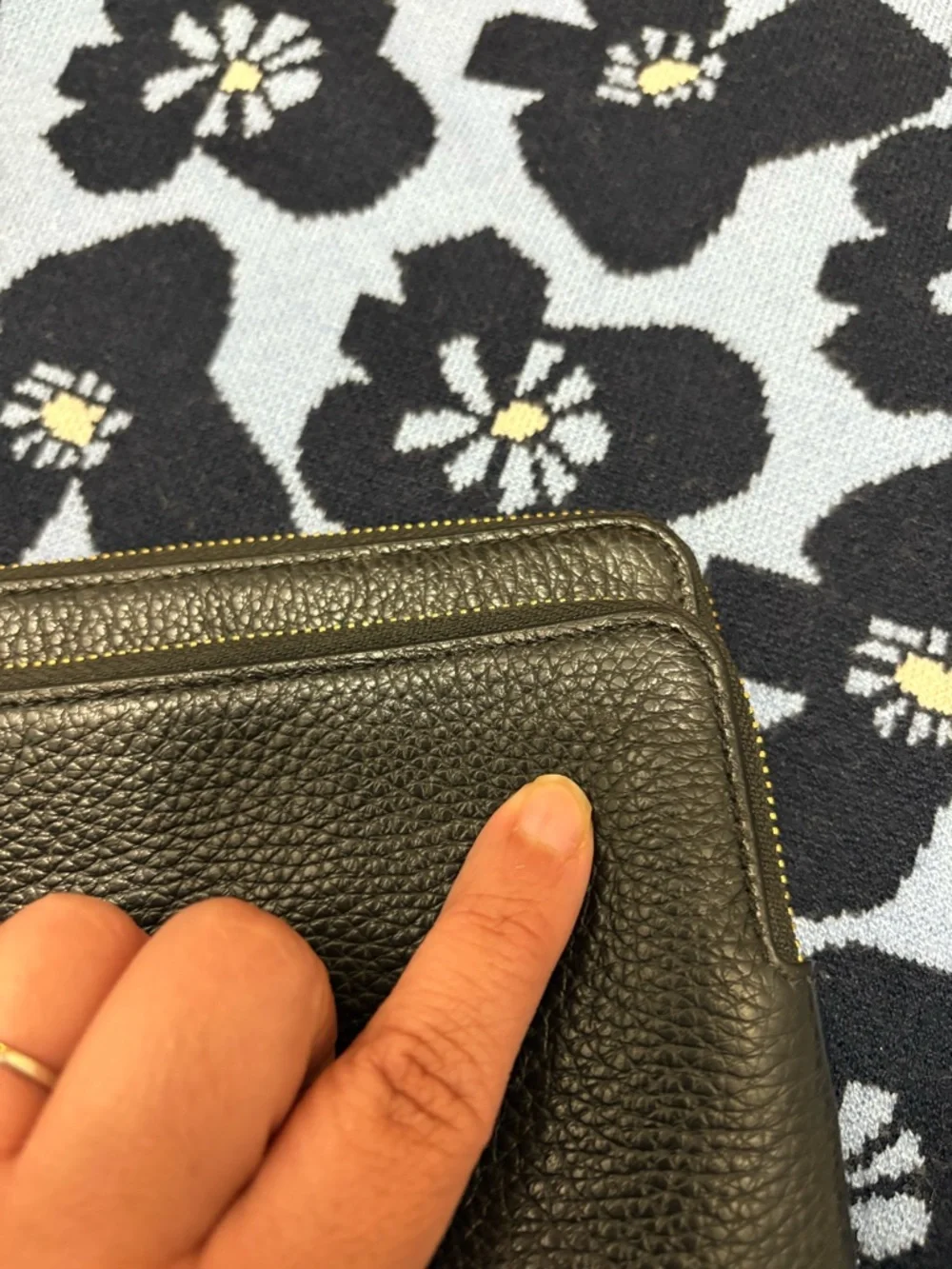 Coach double zip wallet in black pebble leather PREOWNED See Pics
